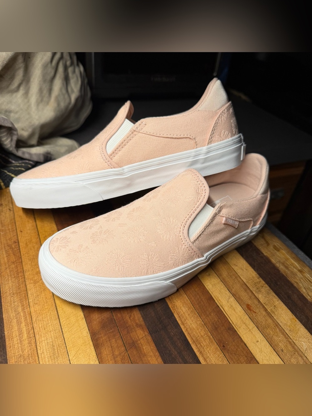 VANS Women's Slip-On Low Top Sneaker Deluxe Comfort Pink Floral Logo Size 7